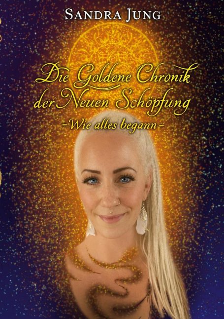 Porträt einer Frau mit blonden Haaren, umgeben von goldenen und violetten Mustern.